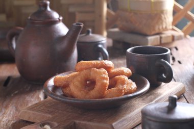 Geleneksel Endonezya kekleri lezzetli ve tatlı aromalı halka gibidir.