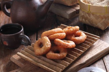 Geleneksel Endonezya kekleri lezzetli ve tatlı aromalı halka gibidir.