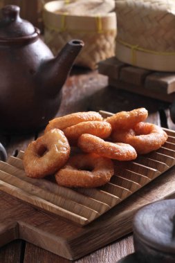 Geleneksel Endonezya kekleri lezzetli ve tatlı aromalı halka gibidir.