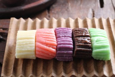 Geleneksel Endonezya kekleri lezzetli ve tatlı aromalı halka gibidir.