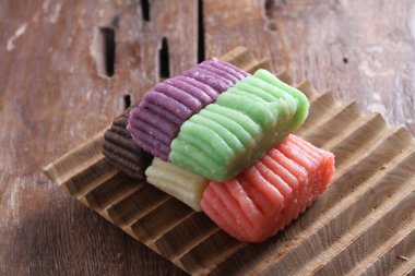 Geleneksel Endonezya kekleri lezzetli ve tatlı aromalı halka gibidir.