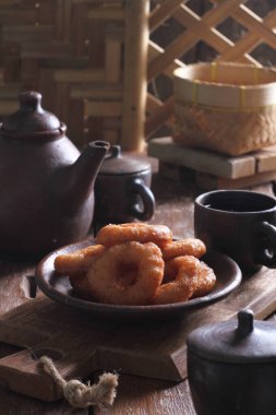 Geleneksel Endonezya kekleri lezzetli ve tatlı aromalı halka gibidir.