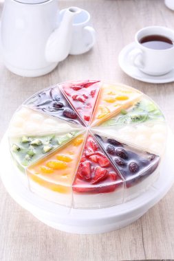 Taze çilek ve naneli bir fincan çay.