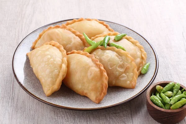 stock image Jalangkote (Lontara: ) is a South Sulawesi fried dumpling from Indonesian cuisine, stuffed with rice vermicelli, vegetables, potatoes and eggs. Spicy, sweet and sour sauce will be dipped into prior to be eaten.