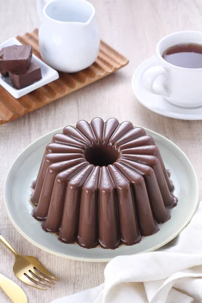 Choklad Kaka Med Grädde Och Kaffe Vit Tallrik — Stockfoto