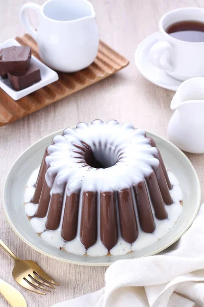 Schokoladenkuchen Mit Puderzucker Und Sahne — Stockfoto