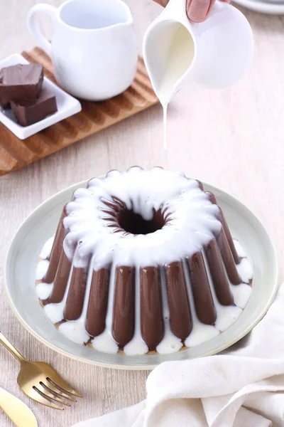 アイシングシュガーとキャラメルチョコレートケーキ — ストック写真