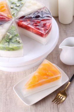 Meyve ve böğürtlenli tatlı