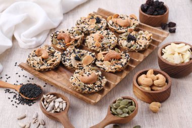 Fındık ve bademli sağlıklı kahvaltı.