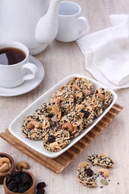 Granola ve fındıklı sağlıklı kahvaltı.