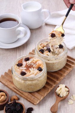 Kremalı ve fındıklı ev yapımı çikolatalı pasta.