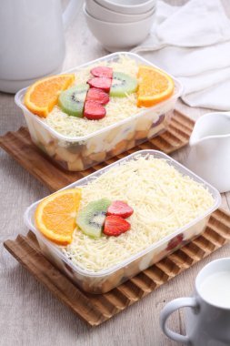 Pirinç ve meyveli kahvaltı.