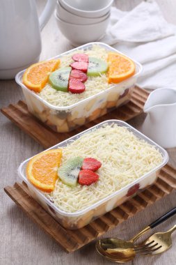 Tavuklu pilav ve sebze.