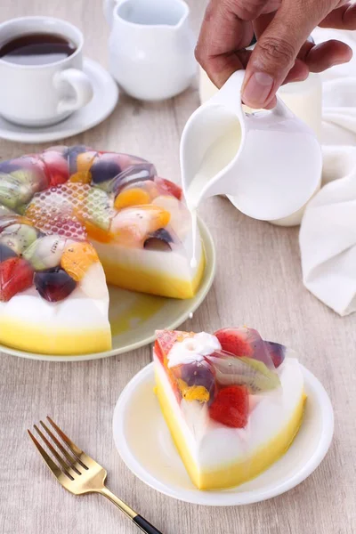 Кусочек Вкусного Торта Чашкой Чая Лимоном Белой Тарелке — стоковое фото