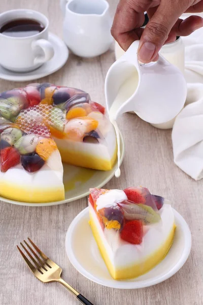 Кусочек Вкусного Торта Чашкой Чая Ножом Белой Тарелке — стоковое фото