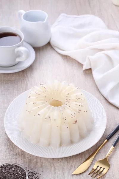 Белый Чайный Торт Сливками Чашкой Кофе Деревянном Фоне — стоковое фото