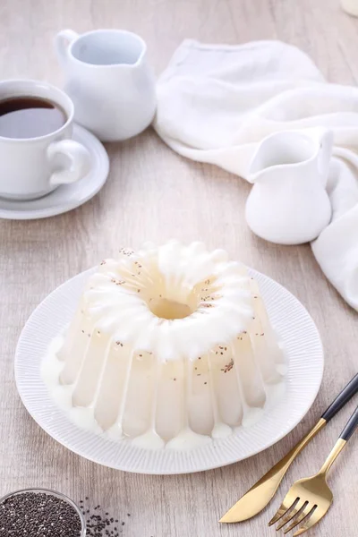 Weiße Tasse Tee Mit Sahne Und Schokolade Auf Einem Hölzernen — Stockfoto