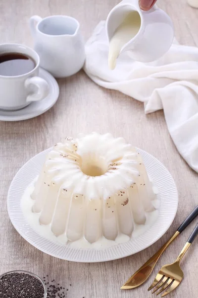 Белый Шоколадный Торт Сливками Чашкой Чая Деревянном Фоне — стоковое фото