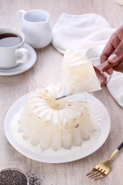 Белый Чай Сливками Шоколадом Деревянном Фоне — стоковое фото