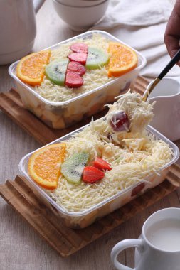 Yumurtalı, peynirli ve yumurtalı kahvaltı