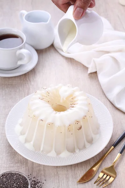 Weiße Schokoladenkuchen Mit Sahne Und Einer Tasse Tee — Stockfoto