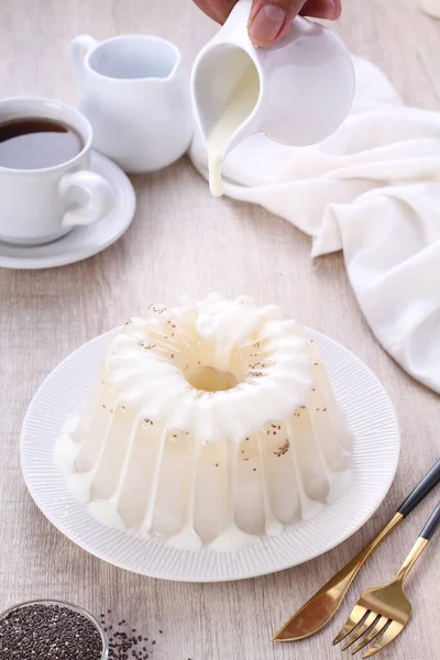 Weiße Schokoladenkuchen Mit Sahne Und Einer Tasse Tee Auf Einem — Stockfoto