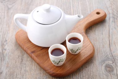 Çay aromatik bir içecektir. Kamelya sinensis 'in taze yapraklarının üzerine sıcak ya da kaynar su dökülerek hazırlanır. Doğu Asya' da yetişen ve muhtemelen sınır bölgelerinde yetişen yeşil bir çalıdır.