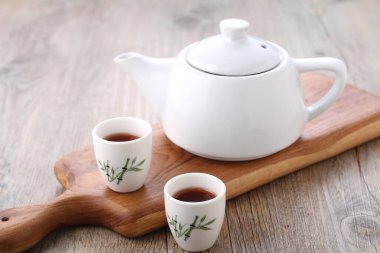 Çay aromatik bir içecektir. Kamelya sinensis 'in taze yapraklarının üzerine sıcak ya da kaynar su dökülerek hazırlanır. Doğu Asya' da yetişen ve muhtemelen sınır bölgelerinde yetişen yeşil bir çalıdır. 