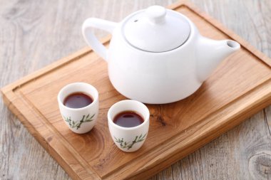 Çay aromatik bir içecektir. Kamelya sinensis 'in taze yapraklarının üzerine sıcak ya da kaynar su dökülerek hazırlanır. Doğu Asya' da yetişen ve muhtemelen sınır bölgelerinde yetişen yeşil bir çalıdır. 
