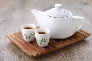 Çay aromatik bir içecektir. Kamelya sinensis 'in taze yapraklarının üzerine sıcak ya da kaynar su dökülerek hazırlanır. Doğu Asya' da yetişen ve muhtemelen sınır bölgelerinde yetişen yeşil bir çalıdır. 