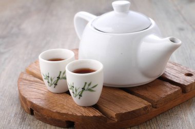 Çay aromatik bir içecektir. Kamelya sinensis 'in taze yapraklarının üzerine sıcak ya da kaynar su dökülerek hazırlanır. Doğu Asya' da yetişen ve muhtemelen sınır bölgelerinde yetişen yeşil bir çalıdır. 
