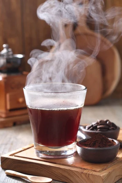 コーヒーは焙煎したコーヒー豆から作られた飲み物です 暗い色 少し酸性 コーヒーは人間に刺激的な効果を持っています 主にカフェイン含有量のために これは ホットドリンクの世界市場で最も高い売上高を持っています — ストック写真