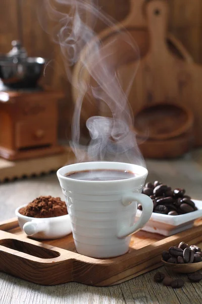 Kaffe Dryck Framställd Rostade Kaffebönor Mörkfärgat Bittert Och Något Surt — Stockfoto