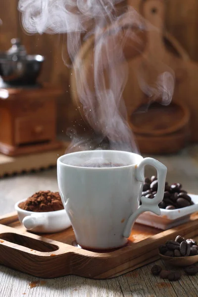 咖啡是用烤咖啡豆制成的饮料 略带酸性的咖啡对人体有刺激作用 这主要是因为咖啡中的咖啡因含量 它的热饮销售量在世界市场上是最高的 — 图库照片