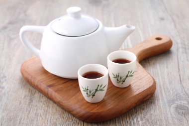 Çay, muhtemelen Çin 'in güneybatısı ve Myanmar' ın kuzeyinden gelen ve Doğu Asya 'ya özgü yemyeşil bir çalı olan Camellia Sinensis' in taze yapraklarının üzerine sıcak ya da kaynar su dökülerek hazırlanan aromatik bir içecektir..