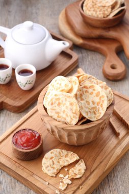 Lezzetli ve çıtır çıtır kızarmış patates cipsi.