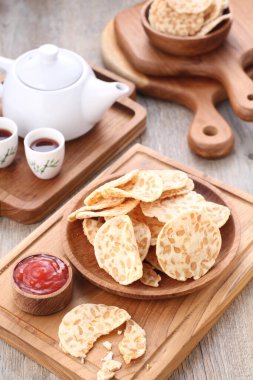 Lezzetli ve çıtır çıtır kızarmış patates cipsi.