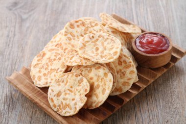 Lezzetli ve çıtır çıtır kızarmış patates cipsi.