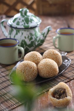 Onde-onde Endonezya 'da ünlü bir pazar aperatifi kekidir. Onde-onde 'yi geleneksel pazarlarda bulmak kolaydır, Onde-onde özellikle Çin Mahallesi' nde ve Endonezya 'da ve yurt dışında da ünlüdür.. 