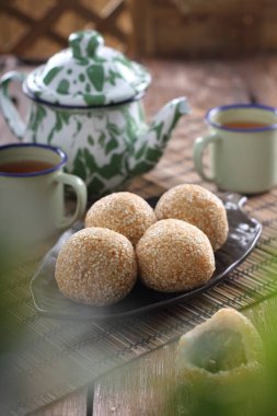 Onde-onde Endonezya 'da ünlü bir pazar aperatifi kekidir. Onde-onde 'yi geleneksel pazarlarda bulmak kolaydır, Onde-onde özellikle Çin Mahallesi' nde ve Endonezya 'da ve yurt dışında da ünlüdür.. 