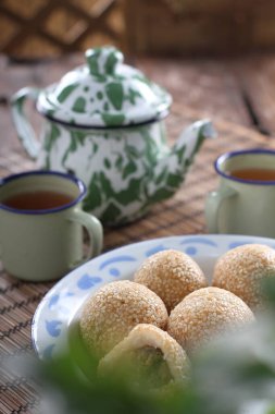 Onde-onde Endonezya 'da ünlü bir pazar aperatifi kekidir. Onde-onde 'yi geleneksel pazarlarda bulmak kolaydır, Onde-onde özellikle Çin Mahallesi' nde ve Endonezya 'da ve yurt dışında da ünlüdür.. 