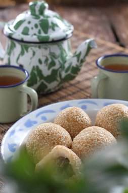 Onde-onde Endonezya 'da ünlü bir pazar aperatifi kekidir. Onde-onde 'yi geleneksel pazarlarda bulmak kolaydır, Onde-onde özellikle Çin Mahallesi' nde ve Endonezya 'da ve yurt dışında da ünlüdür.. 