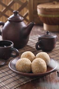 Onde-onde Endonezya 'da ünlü bir pazar aperatifi kekidir. Onde-onde 'yi geleneksel pazarlarda bulmak kolaydır, Onde-onde özellikle Çin Mahallesi' nde ve Endonezya 'da ve yurt dışında da ünlüdür.. 