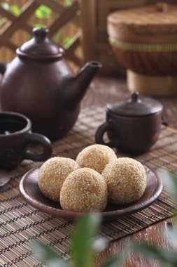 Onde-onde Endonezya 'da ünlü bir pazar aperatifi kekidir. Onde-onde 'yi geleneksel pazarlarda bulmak kolaydır, Onde-onde özellikle Çin Mahallesi' nde ve Endonezya 'da ve yurt dışında da ünlüdür.. 