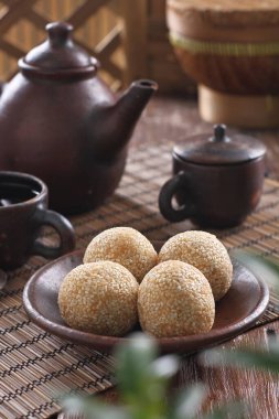 Onde-onde Endonezya 'da ünlü bir pazar aperatifi kekidir. Onde-onde 'yi geleneksel pazarlarda bulmak kolaydır, Onde-onde özellikle Çin Mahallesi' nde ve Endonezya 'da ve yurt dışında da ünlüdür.. 