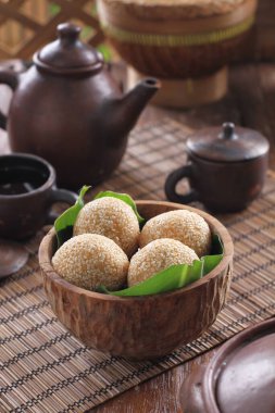 Onde-onde Endonezya 'da ünlü bir pazar aperatifi kekidir. Onde-onde 'yi geleneksel pazarlarda bulmak kolaydır, Onde-onde özellikle Çin Mahallesi' nde ve Endonezya 'da ve yurt dışında da ünlüdür.. 