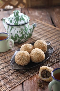 Onde-onde Endonezya 'da ünlü bir pazar aperatifi kekidir. Onde-onde 'yi geleneksel pazarlarda bulmak kolaydır, Onde-onde özellikle Çin Mahallesi' nde ve Endonezya 'da ve yurt dışında da ünlüdür.. 