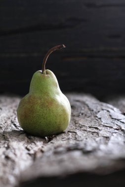 Kabuğun arka planında yeşil bir armut