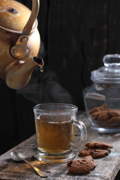 茶是一种芳香的饮料 是将热水或开水倒入红茶的熟叶或新鲜叶子中制成 红茶是原产于东亚的一种常绿灌木 原产于中国西南部和缅甸北部的边境地区 — 图库照片