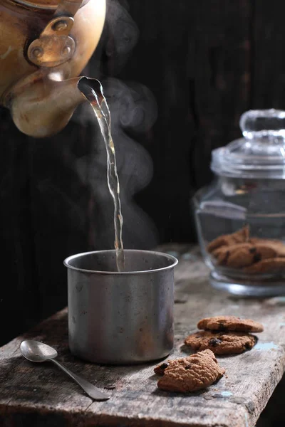 茶是一种芳香的饮料 是将热水或开水倒入红茶的熟叶或新鲜叶子中制成 红茶是原产于东亚的一种常绿灌木 原产于中国西南部和缅甸北部的边境地区 — 图库照片